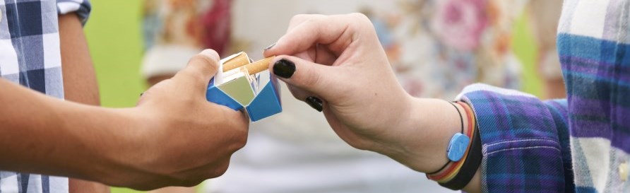 sharing-cigarettes-tobacco-use