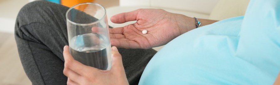pregnant-woman-pill-folic-acid-use